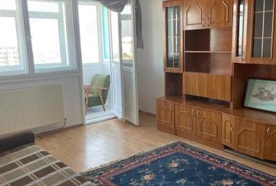 Apartament cu 3 camere decomandat, mobilat în Casa de Cultură