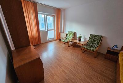 Garsonieră decomandată în Victoriei