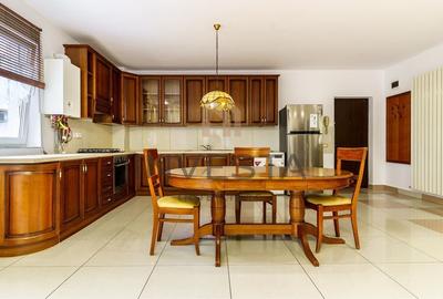Apartament cu 3 camere semidecomandat, mobilat în Bună Ziua