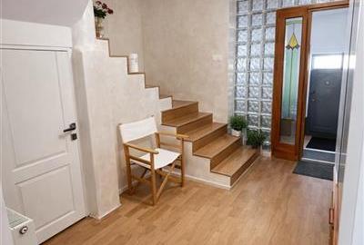 Casa in apreciabil potential,cu terase, curte,gradina echipata,2 pivnite,Str. Ro - 9