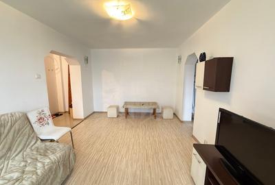 Apartament cu 3 camere semidecomandat, mobilat în Nord