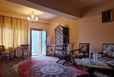 Casa familiala cu spatiu comercial si garaj P+1E+M 720 Mp - 5