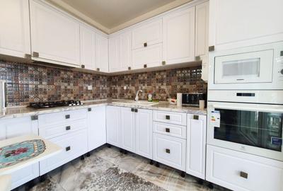 Apartament cu 3 camere semidecomandat, mobilat în Vest