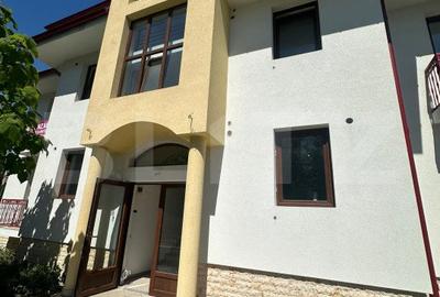 Casă individuală cu 10 camere în Zorilor