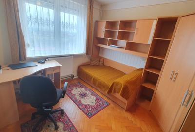 Apartament cu 3 camere semidecomandat, mobilat în Girocului