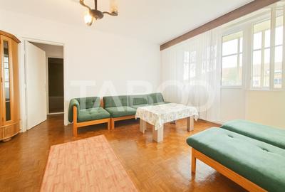Apartament cu 3 camere semidecomandat, mobilat în Central