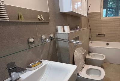 Apartament cu 3 camere semidecomandat în P-ța Romană