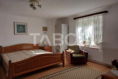 Casa de vanzare cu 2 apartamente separate si teren 500 mp Cisnadioara - 1