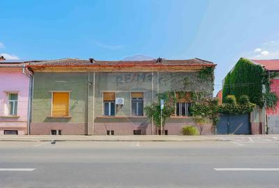 Apartament cu 4 camere semidecomandat în Central