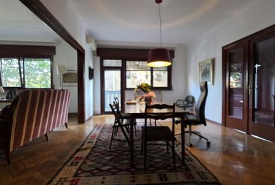 Apartament cu 4 camere semidecomandat, mobilat în P-ța Victoriei