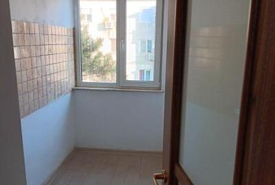 Apartament cu 3 camere semidecomandat în Km 4-5