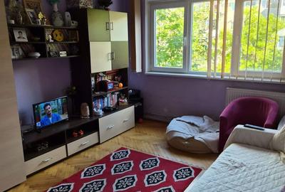 Apartament cu 3 camere semidecomandat, mobilat în Cetății
