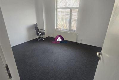 Penthouse cu 4 camere decomandat, mobilat în Central