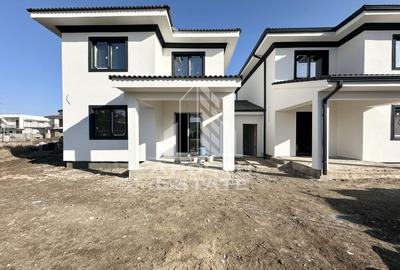 Jumatate de duplex de vanzare cu 5 camere despartit prin garaj - 2