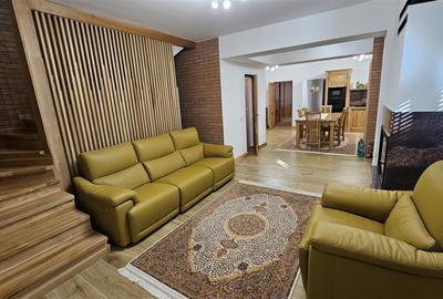 Casa renovata 200mp pe 2 niveluriparcare curte cu foisorCentru zona str. Paris - 19