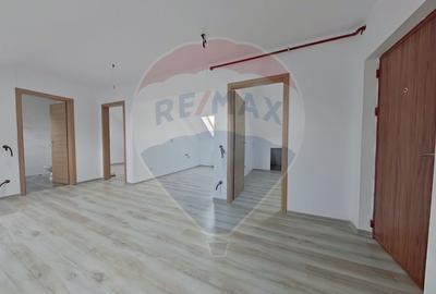 Apartament cu 3 camere semidecomandat în Florești