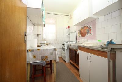 Apartament cu 3 camere decomandat, mobilat în Titan