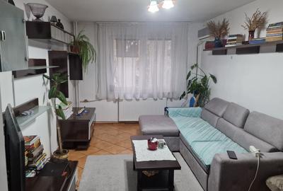 Apartament cu 3 camere semidecomandat în Pantelimon
