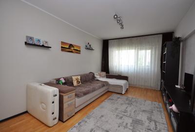 Apartament cu 3 camere decomandat în Titan