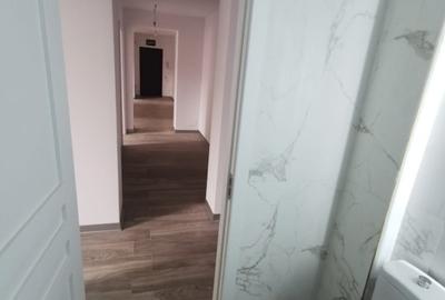 Apartament cu 3 camere semidecomandat în Fundeni