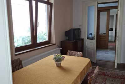 Apartament cu 3 camere semidecomandat în Schei