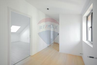 Apartament cu 4 camere de vânzare, ultracentral - 8