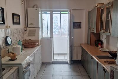 Republicii ,se vinde apartament decomandat ,2 camere ,pret 67000 euro neg - 3