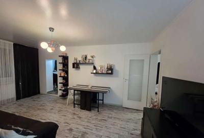 Apartament cu 4 camere semidecomandat în Berceni