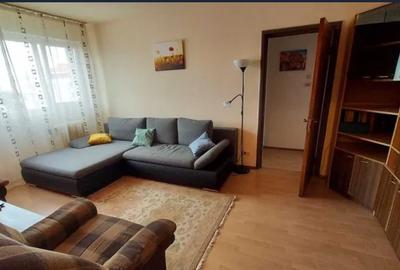 Apartament cu 3 camere semidecomandat, mobilat în Dristor