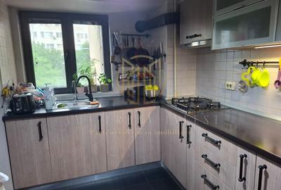 Apartament cu 3 camere decomandat în Berceni