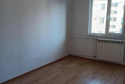 Apartament cu 3 camere semidecomandat în Km 4-5