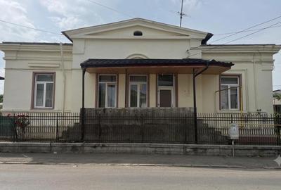Apartament cu 2 camere semidecomandat, mobilat în Central