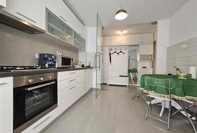 Apartament cu 3 camere semidecomandat, mobilat în Centrul Civic