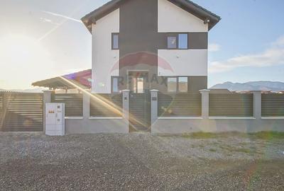 Casă individuală cu 4 camere în Tărlungeni