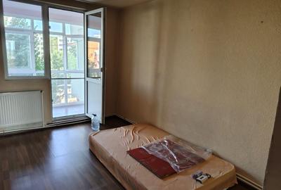 Apartament cu 3 camere semidecomandat în Alexandru Obregia