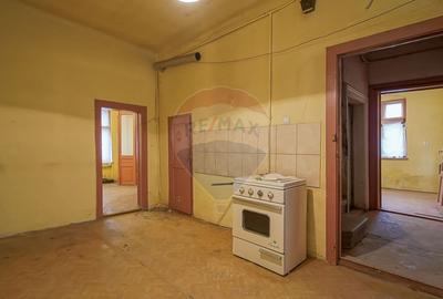 Vilă pe str Alexandru Ioan Cuza, 10 camere, S + P + E, teren 282 mp - 18