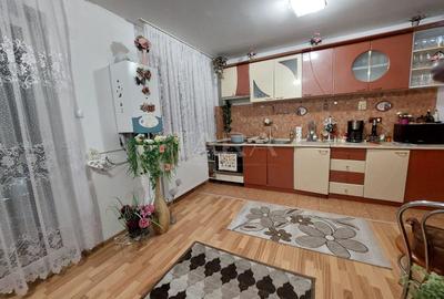 Apartament cu 3 camere de vânzare în zona Luxor - 1