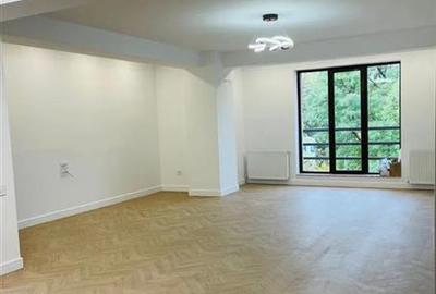 Apartament cu 4 camere semidecomandat în Arcul de Triumf