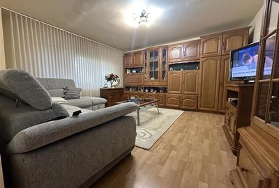 Apartament cu 3 camere decomandat în Steaua