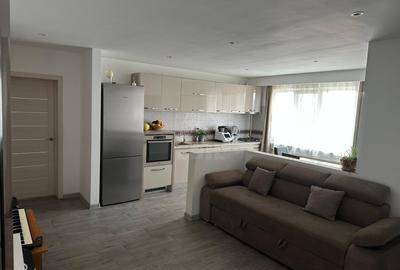 Apartament cu 3 camere semidecomandat, mobilat în Florești