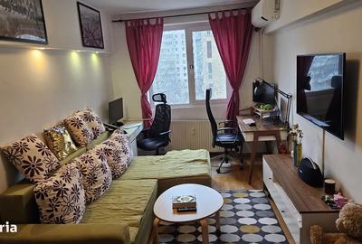 Apartament cu 3 camere semidecomandat în Tineretului
