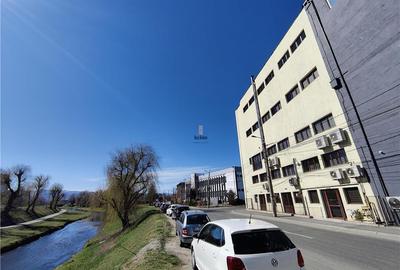 Birou, de 1,458 mp, în Orașul de Jos