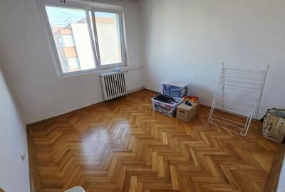 Vanzare 2 camere decomandate bloc 1982 - 1