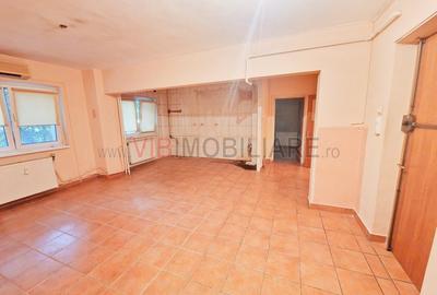 Apartament cu 4 camere semidecomandat, mobilat în Văcăresti
