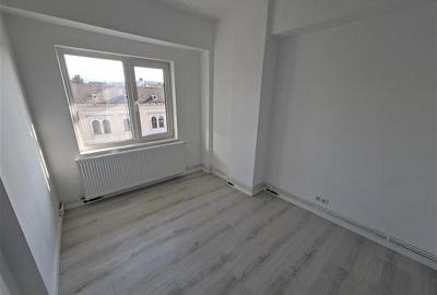 Apartament cu 4 camere semidecomandat în Central