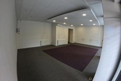 Spatiu comercial central cu vitrina generoasa din sticla - 3