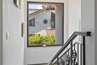 O casa frumoasa construita cu materiale premium - 9