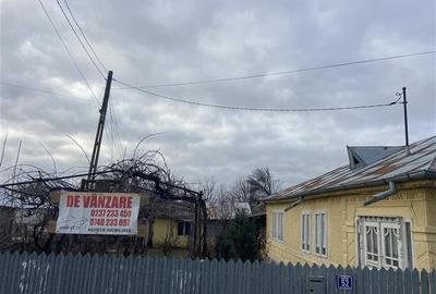 Casa formata din 2 corpuri de vanzare in sat Maluri , comuna Vulturu ,suprafata - 5