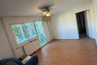 Apartament cu 4 camere semidecomandat în Militari