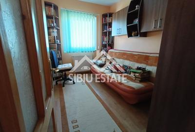 Apartament de vanzare cu 3 camere, decomandat -55 mp. balcon, pivnita - 20